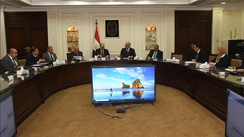 وزير الإسكان ومحافظ القاهرة يستعرضان إجراءات تخصيص الوحدات السكنية بمشروع تطوير 