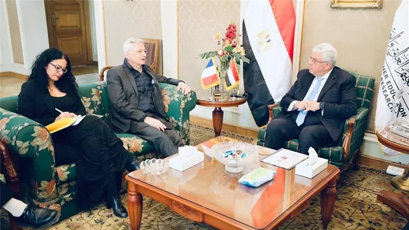 وزير التعليم العالي يلتقي سفير فرنسا بالقاهرة لبحث التعاون المشترك بين البلدين
