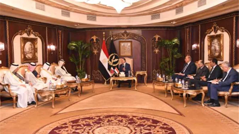 وزير الداخلية يستقبل وفدا أمنيا رفيع المستوى من قيادات وزارة الداخلية القطرية