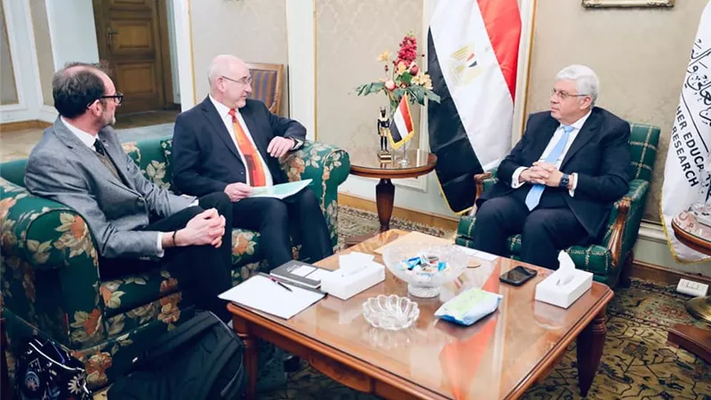 وزير التعليم العالي يبحث سبل دعم التعاون مع جامعة هال البريطانية 
