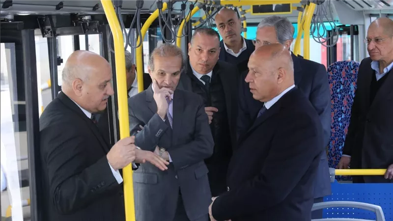 وزير النقل يزور مصنع MCV لتفقد النموذج الأولي لأوتوبيسات BRT