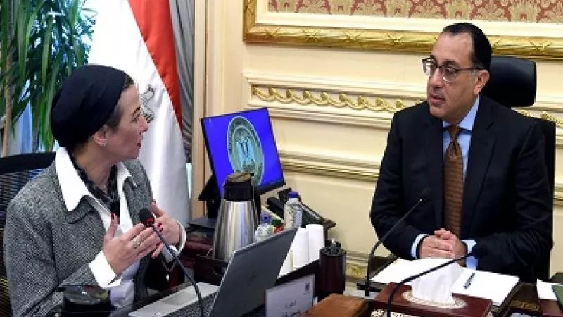 رئيس الوزراء يستعرض تقريرًا لوزيرة البيئة بشأن أنشطة الوزارة لرفع الوعي بقضية التغيُّر المُناخي 