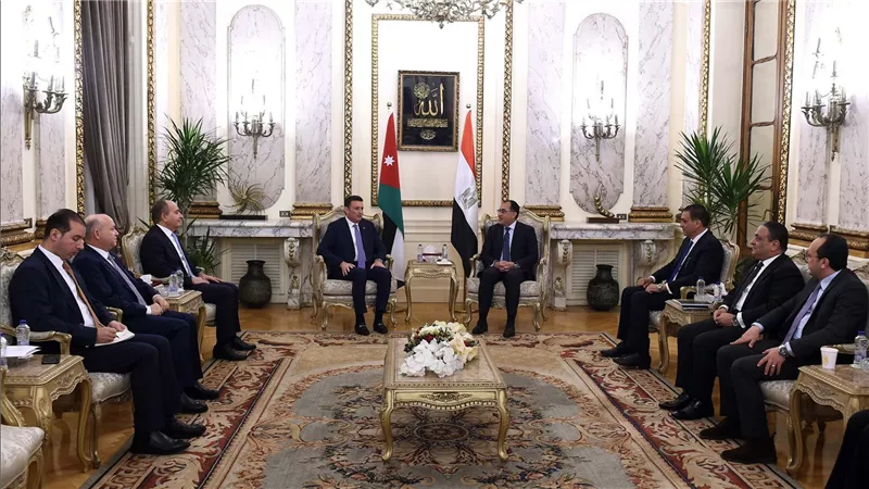 رئيس الوزراء يلتقي رئيس مجلس النواب الأردني لبحث الملفات المشتركة