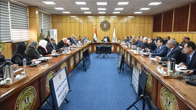 وزير القوى العاملة يجتمع مع مديري المديريات لتنفيذ خطة إدماج 