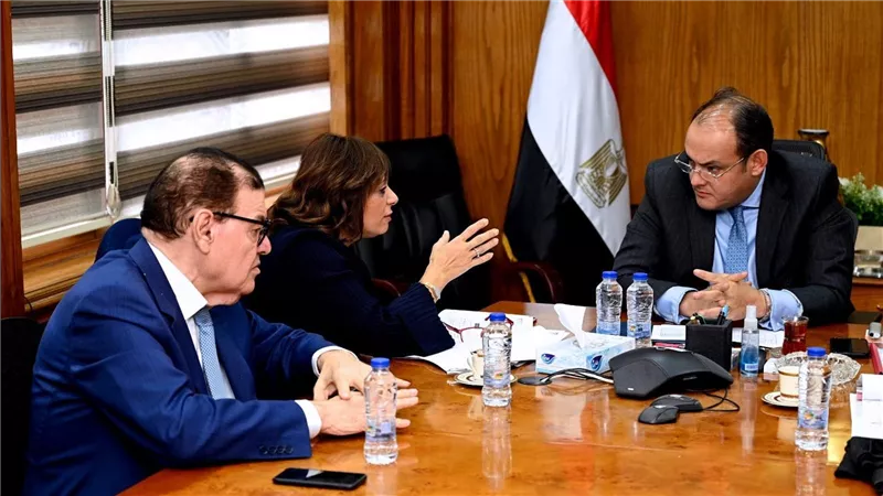 وزير التجارة يبحث مع رؤساء المجالس التصديرية للغزل والنسيج سبل زيادة معدلات التصدير 
