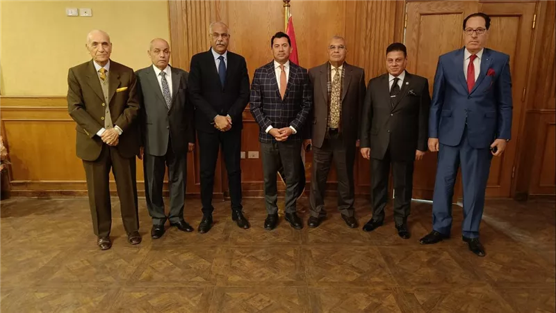 وزير الرياضة يجتمع مع لجنة الانضباط والقيم باتحاد الكرة 