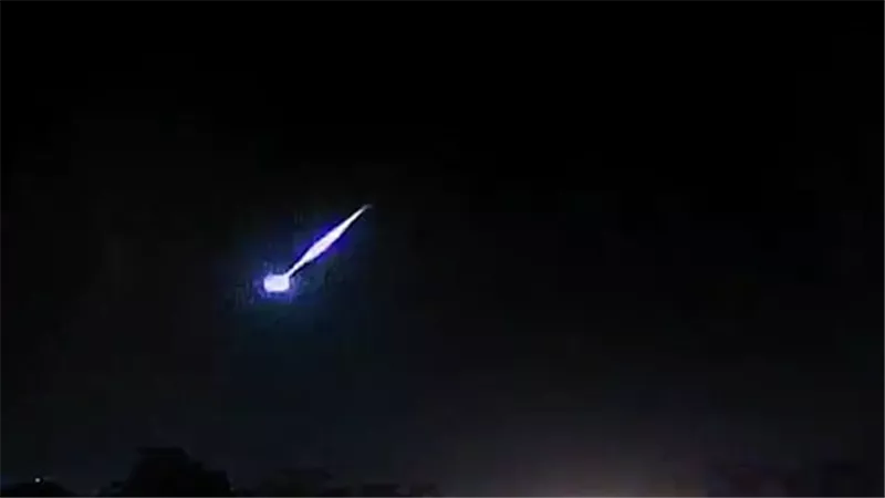تفاصيل صادمة.. نيزك يضرب الأرض قرب فرنسا خلال ساعات