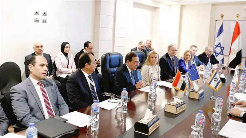 وزير البترول يعقد جلسة مباحثات مع مفوضة الطاقة والمناخ بالاتحاد الأوروبي وإسرائيل