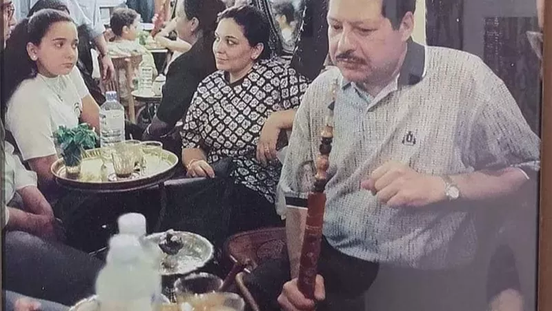 على القهوة.. صورة مثيرة للجدل لأحمد زويل 
