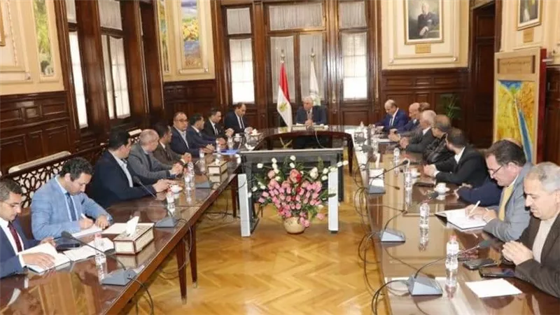 وزير الزراعة يبحث مع منتجي الدواجن استقرار الأسواق 