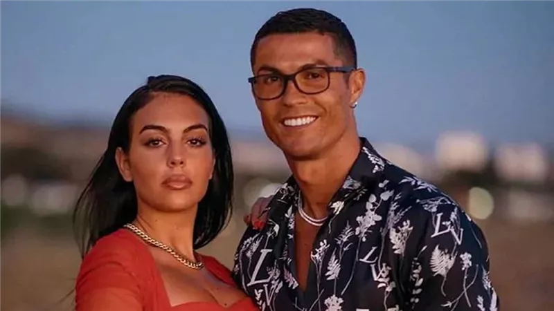 محظوظ جدا بوجودك.. كريستيانو رونالدو يحتفل مع جورجينا بعيد الحب