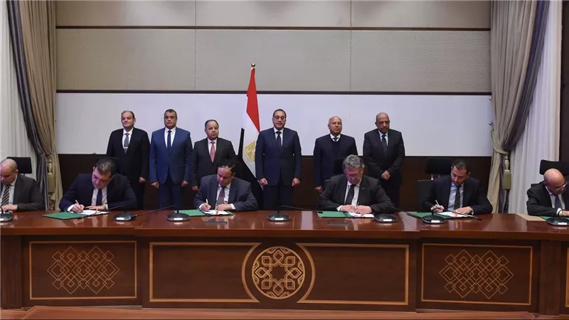 التوقيع على٣ اتفاقيات إطارية لتصنيع السيارات بين الحكومة وعدد من شركات السيارات المحلية والعالمية