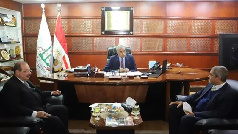 وزير القوى العاملة يلتقي وفداً من الإتحاد العام للغرف التجارية