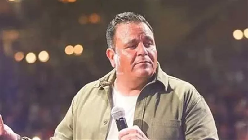 على خشبة المسرح.. سبب بكاء محمد فؤاد