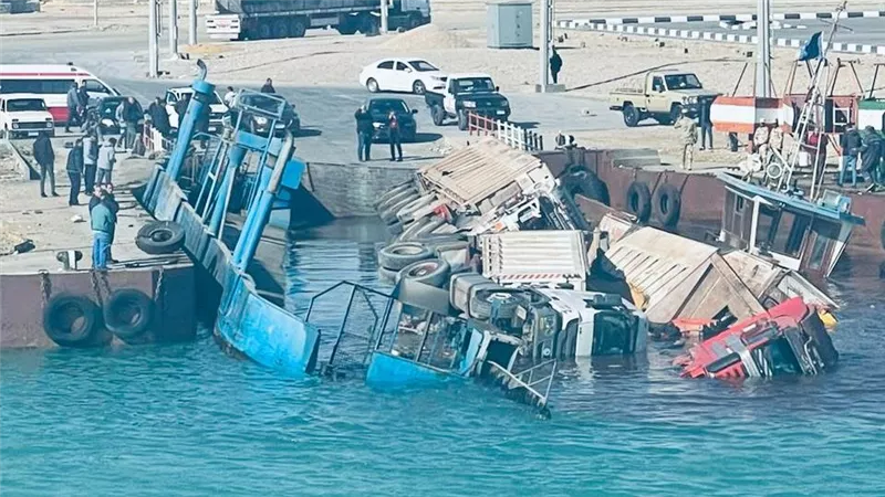 شاهد تعرض معدية لنقل الشاحنات بين ضفتي القناة الى الغرق
