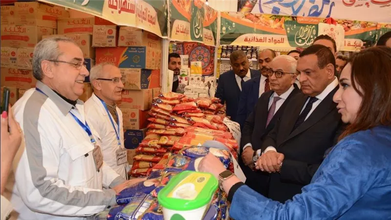 وزيرا التنمية المحلية والتربية والتعليم يتفقدان معرض 