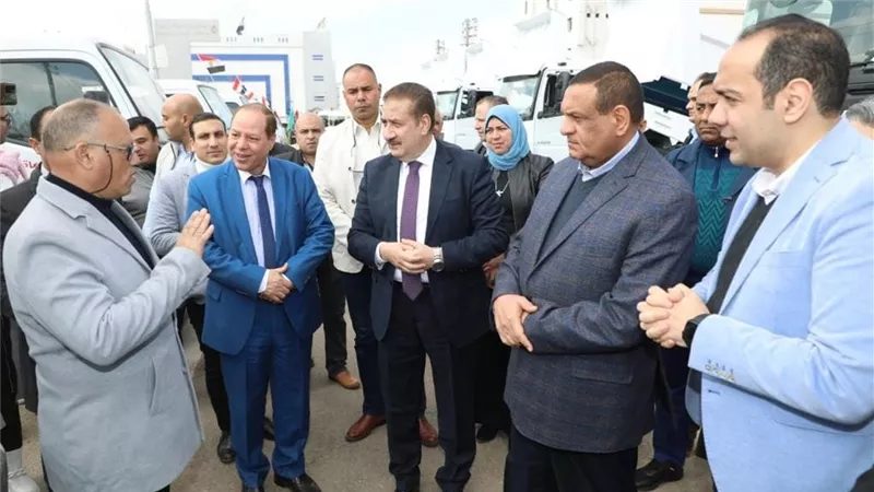 وزير التنمية المحلية ومحافظ المنوفية يشهدان إصطفاف المعدات الجديدة لدعم منظومة المخلفات الصلبة 
