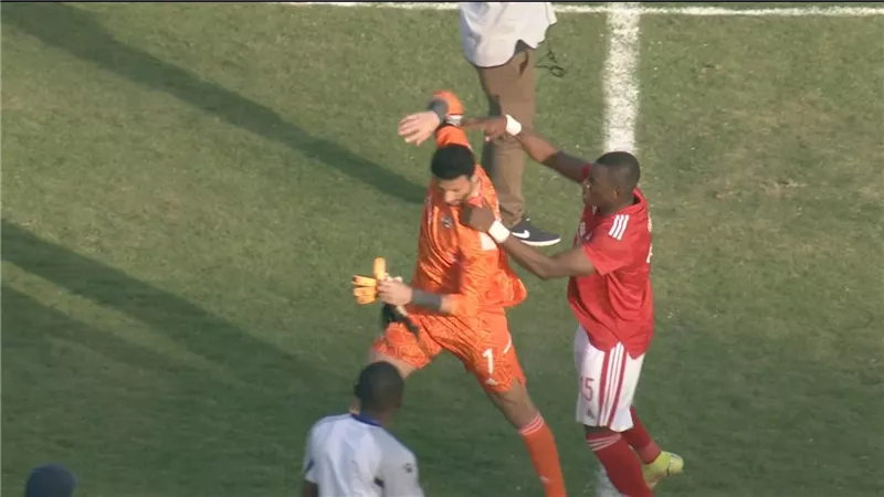 بعد المباراة.. خناقة محمد الشناوي مع الجهاز الفني لفريق الهلال السوداني 