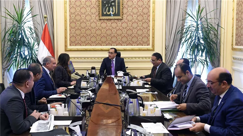 رئيس الوزراء يتابع إجراءات إنشاء منطقة حرة لوجيستية لتخزين القمح والزيوت