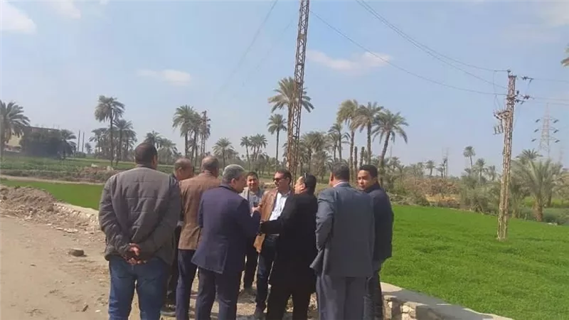 تنفيذاً لتوجيهات محافظ الفيوم السكرتير العام المساعد يتفقد بدء أعمال رصف طريق الفيوم / إطسا