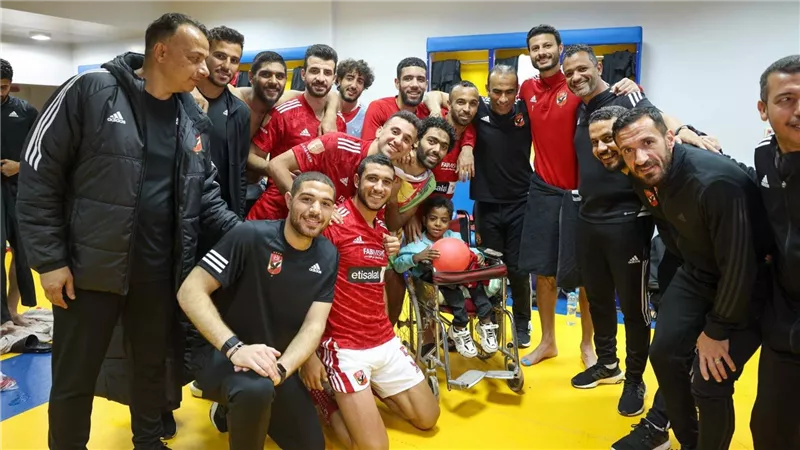 في لفتة إنسانية.. لاعبو الأهلي يحتفلون بعيد ميلاد طفل أسوانى من ذوى الهمم
