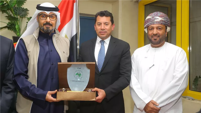 عبدالهادى الشبيب يسلم درع الاتحاد العربي للطائرة لوزير الشباب لدعمه البطولة في نسختها الـ 41