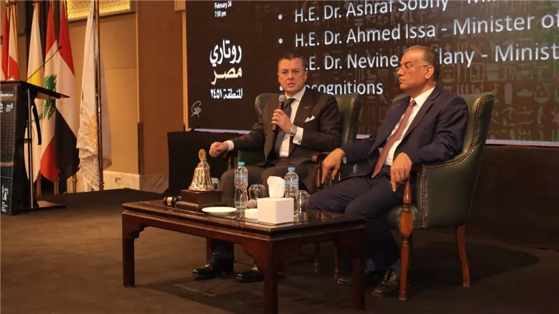 وزير السياحة والآثار يُشارك كمُتحدث رئيسي في مؤتمر 