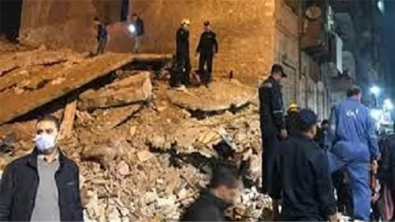 عقار منطقة الجمرك.. إستخراج جثة  طفل من تحت الأنقاض 