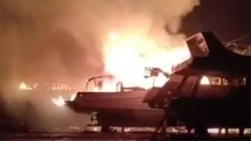 إندلاع حريق هائل في ميناء الصيد بالسويس