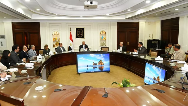 وزير الإسكان يستعرض التصميمات الداخلية للفنادق والنزل البيئى بمشروع تطوير موقع التجلى الأعظم 