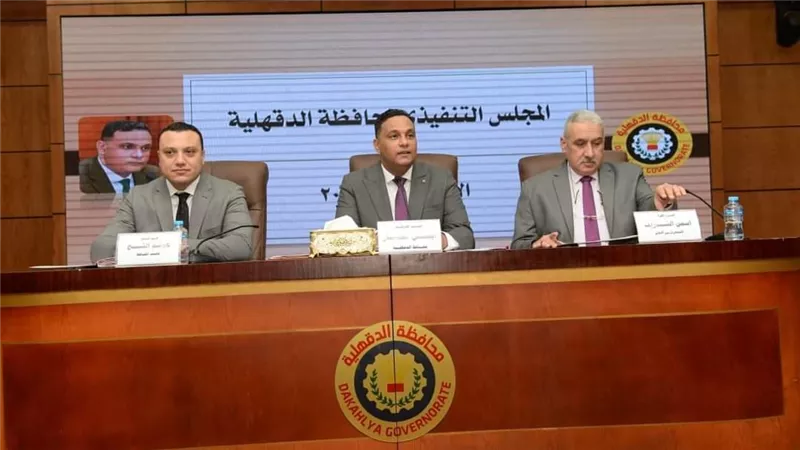 محافظ الدقهلية خلال اجتماعه بالمجلس التنفيذي:  إقامة معرض دائم للمواد والسلع الغذائية