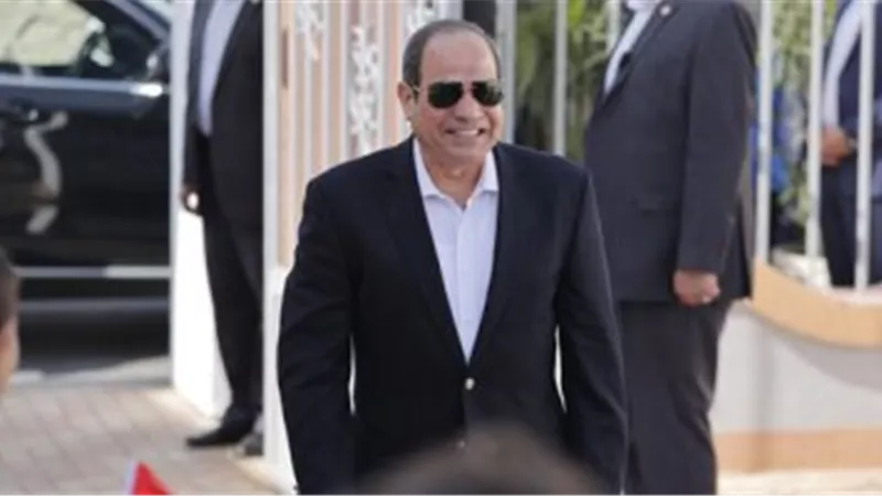 الرئيس السيسى يتناول الإفطار مع أهالى قرية المعصرة وسط لقاء مفتوح مع المواطنين