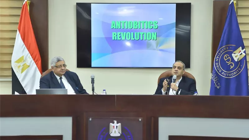 مستشار الرئيس للصحة يلقي محاضرة بهيئة الدواء حول الاستخدام الرشيد لمضادات الميكروبات