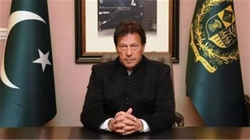 الشرطة الباكستانية تسلم عمران خان مذكرة لحضور محاكمته وتنصرف دون اعتقاله