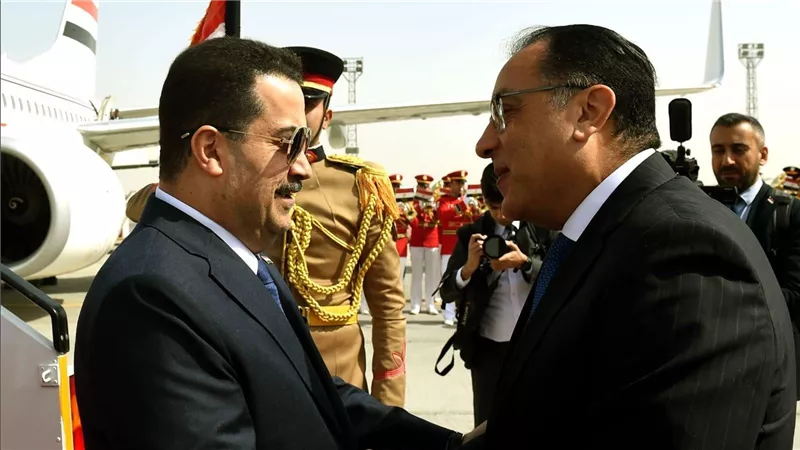 رئيس الوزراء يستقبل رئيس الوزراء العراقي بمطار القاهرة