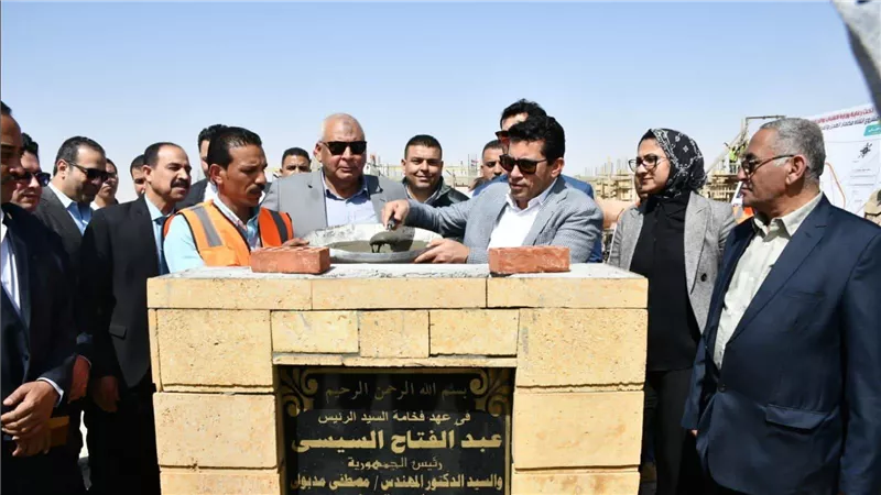 وزير الشباب والرياضة ومحافظ الوادي الجديد يضعان حجر الأساس لإنشاء مضمار الهجن والفروسية الدولي