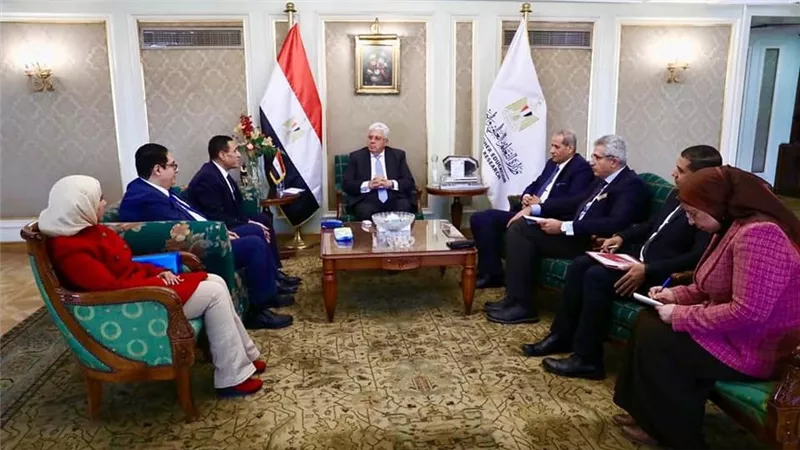 وزير التعليم العالي يتابع دور الجامعات المصرية في المشروع القومي لمحو الأمية