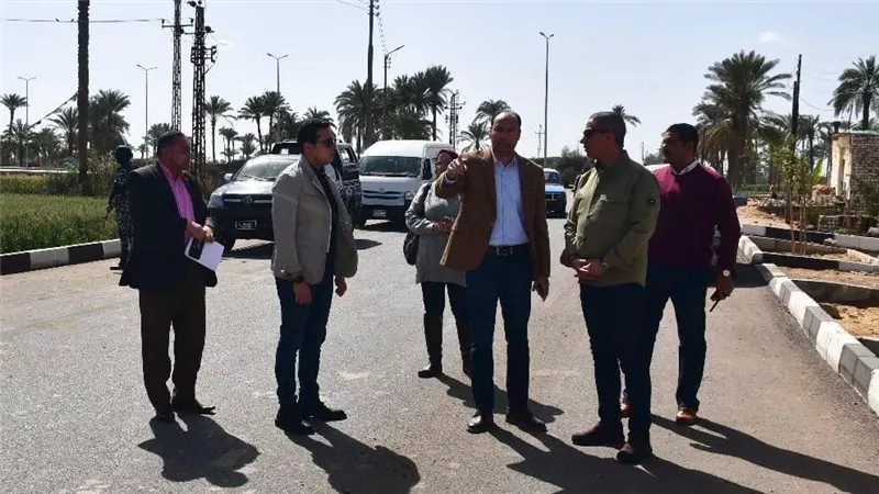  محافظ الفيوم يتفقد مشروعات رصف الطرق وأعمال الإنترلوك بالخطة الاستثمارية