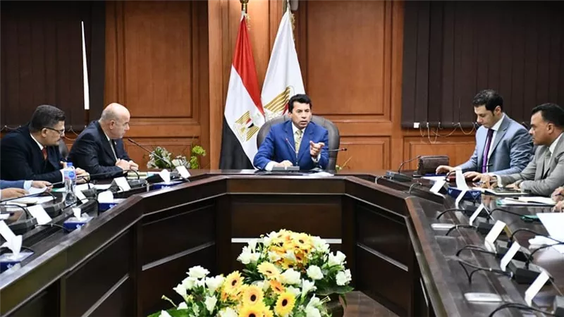 على رأسها ترشيد النفقات.. وزير الرياضة يتابع الموقف التنفيذي للوزارة