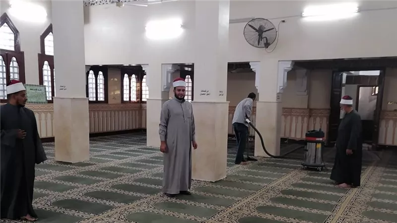 أوقاف السويس تواصل حملة نظافة وتعقيم بيوت الله لإستقبال شهر رمضان