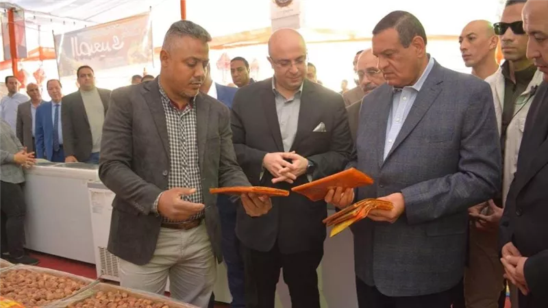 وزير التنمية المحلية ومحافظ بنى سويف يتفقدان معارض 