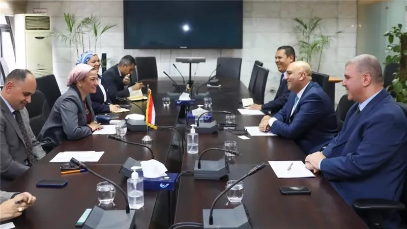 وزيرة البيئة تلتقي مع رئيس جهاز تنمية المشروعات المتوسطة لمناقشة تطوير منظومة التمويل