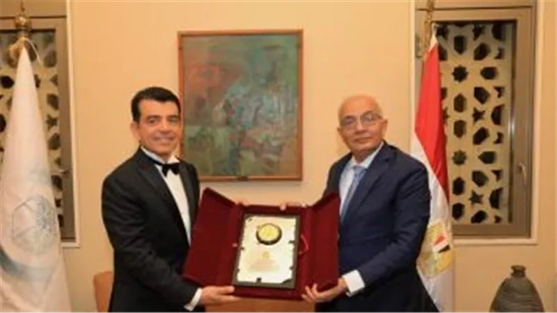 وزير التعليم يبحث مع مدير عام 