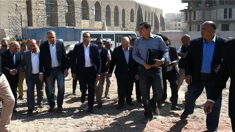 رئيس الوزراء يتفقد أعمال المرحلة الثانية من مشروع تطوير سور مجرى العيون