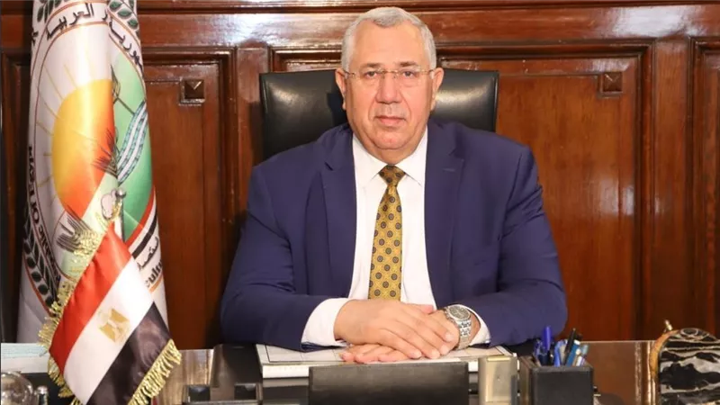 وزير الزراعة: الإفراج عن 166 ألف طن أعلاف الذرة والصويا 