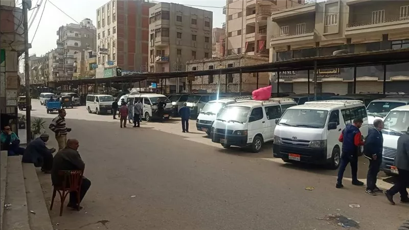 بالصور.. تواصل  الحملات الرقابية بمواقف السيارات ومحطات التموين للإلتزام بالتعريفة المقررة 