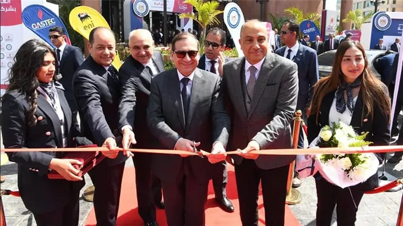 افتتاح أول مركز متنقل لتحويل وصيانة السيارات العاملة بالغاز الطبيعى