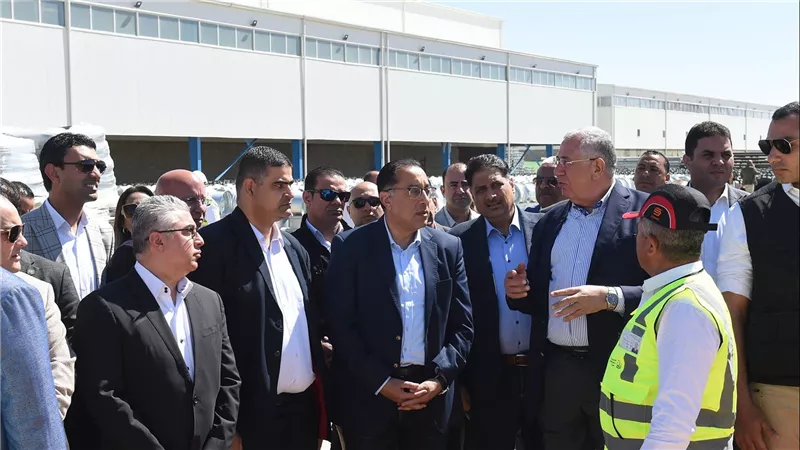 رئيس الحكومة يتفقد مصنع شركة السويدي الوطنية للصناعات بالعين السخنة
