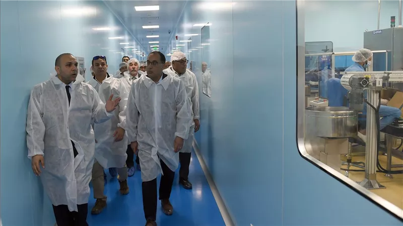 رئيس الوزراء يتفقد مصنع شركة 
