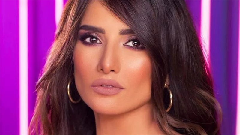 مقابلة للفنانة زينة مع إعلامي لبناني تثير الجدل